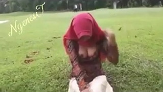 Hijab Pamer Body Di Taman